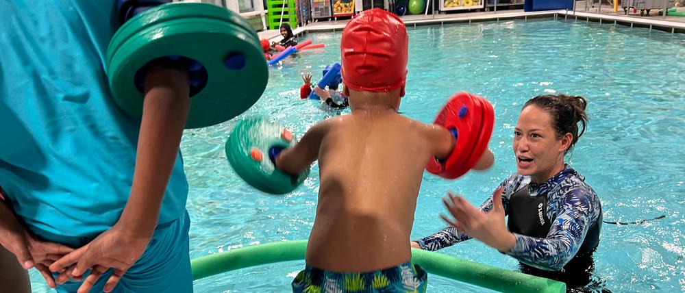 Mutig springen die Kursteilnehmer ins Becken: Die Begeisterung ist groß, Frauen und Kinder sind am Ende des Unterrichts nur schwer wieder aus dem Wasser zu bekommen.