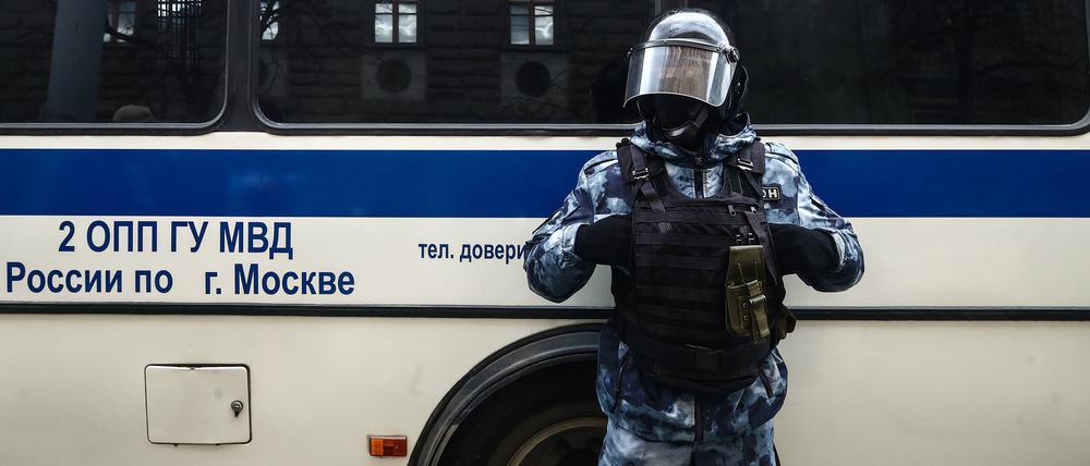 Ein Polizist vor den Büros des russischen Föderalen Sicherheitsdienstes FSB auf dem Lubjanskaja-Platz in Moskau am 11. März 2020.