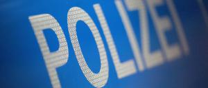 Das Wort Polizei ist im Rahmen eines Fototermins auf der Karosserie eines Polizeifahrzeugs zu sehen. (Symbolbild)