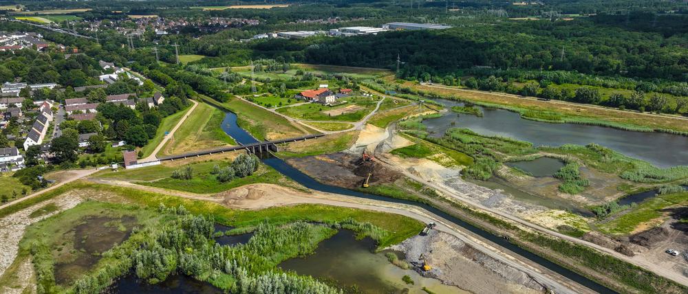 Renaturierung der Emscher, Hochwasserrückhaltebecken HRB Mengede. An der Emscher-Auen wird eine neue Auenlandschaft für den Hochwasserschutz und die Artenvielfalt geschaffen. Die derzeit begradigte Emscher wird wieder geschwungen und kann sich durch ihre neue Aue schlängeln. Nach dem Bau eines Parallelkanals ist die Emscher seit 2022 komplett abwasserfrei. Zuvor war der Fluss ein offener, oberirdischer Mischwasserkanal mit Regen- und Schmutzwasser. Im Hintergrund: das Uniper-Kohlekraftwerk Datteln 4.