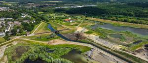 Renaturierung der Emscher, Hochwasserrückhaltebecken HRB Mengede. An der Emscher-Auen wird eine neue Auenlandschaft für den Hochwasserschutz und die Artenvielfalt geschaffen. Die derzeit begradigte Emscher wird wieder geschwungen und kann sich durch ihre neue Aue schlängeln. Nach dem Bau eines Parallelkanals ist die Emscher seit 2022 komplett abwasserfrei. Zuvor war der Fluss ein offener, oberirdischer Mischwasserkanal mit Regen- und Schmutzwasser. Im Hintergrund: das Uniper-Kohlekraftwerk Datteln 4.
