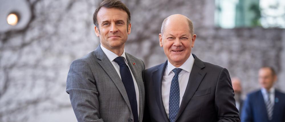 Bundeskanzler Olaf Scholz (SPD, r.) begrüßt Frankreichs Präsident Emmanuel Macron