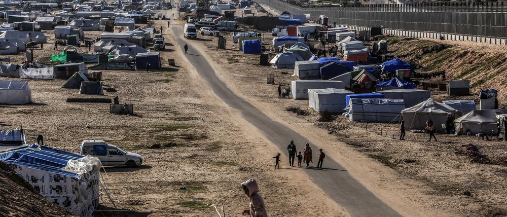 Zelte stehen an der ägyptischen Grenze im südlichen Gazastreifen. 