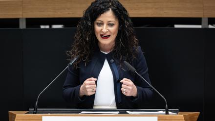 07.03.2024, Berlin: Cansel Kiziltepe (SPD), Berliner Senatorin für Arbeit, Soziales, Gleichstellung, Integration, Vielfalt und Antidiskriminierung, spricht im Abgeordnetenhaus. In der Aktuellen Stunde debattieren die Abgeordneten anlässlich des Internationalen Frauentags (8. März) über Frauenpolitik in Berlin. Foto: Hannes P. Albert/dpa +++ dpa-Bildfunk +++