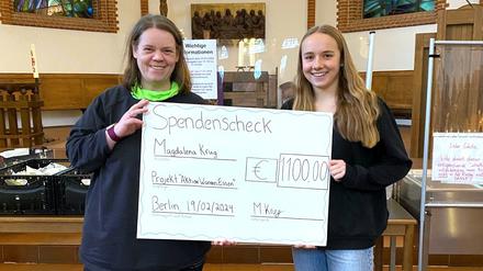 1100 Euro für die Aktion Warmes Essen: Schwester Heike Erpel und Magdalena Krug bei der Spendenübergabe in der Zehlendorfer Pauluskirche.