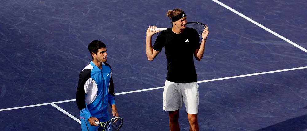 INDIAN WELLS, CALIFORNIA - MARCH 14: Alexander Zverev of Germany and Carlos Alcaraz of Spain watch as bees are removed from the stadium during the BNP Paribas Open at Indian Wells Tennis Garden on March 14, 2024 in Indian Wells, California.   Matthew Stockman/Getty Images/AFP (Photo by MATTHEW STOCKMAN / GETTY IMAGES NORTH AMERICA / Getty Images via AFP)