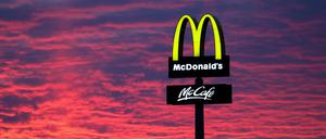 Thüringen, Gera: Der Abendhimmel leuchtet hinter einem McDonald’s-Logo.