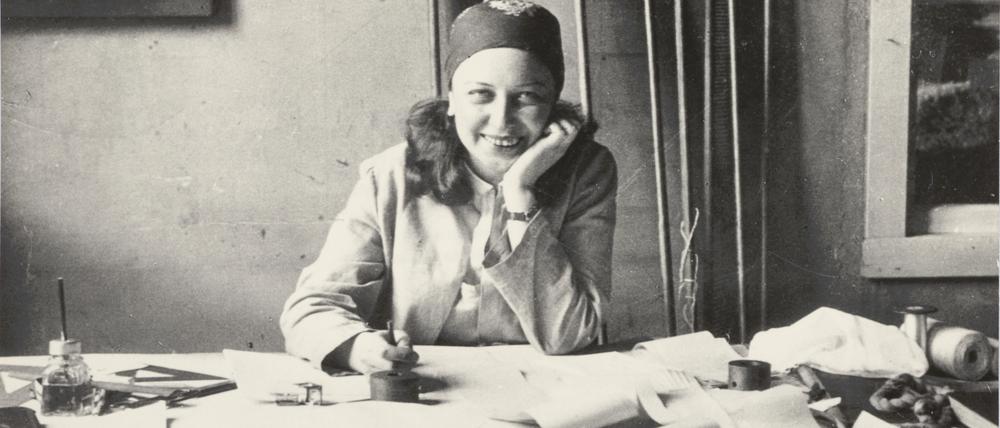 Die Textildesignerin Otti Berger am Arbeitstisch, um 1931.