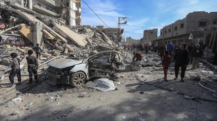Palästinenser begutachten die massiven Schäden, die ein israelischer Luftangriff auf den Al-Masri-Turm verursacht hat. Palästinensischen Quellen zufolge bombardierten israelische Kampfjets dieses Hochhaus in Rafah.