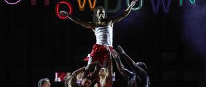 Ein Artist will nach oben. Shane Hampden, Akrobat und Tänzer, gehört zum Ensemble von „Showdown“.