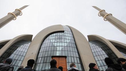 Gläubige stehen vor der Zentralmoschee der DITIB. 