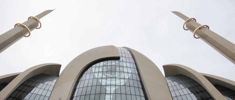 Gläubige stehen vor der Zentralmoschee der DITIB.