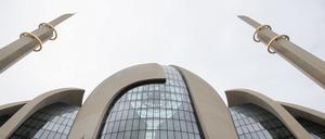 Gläubige stehen vor der Zentralmoschee der DITIB. 