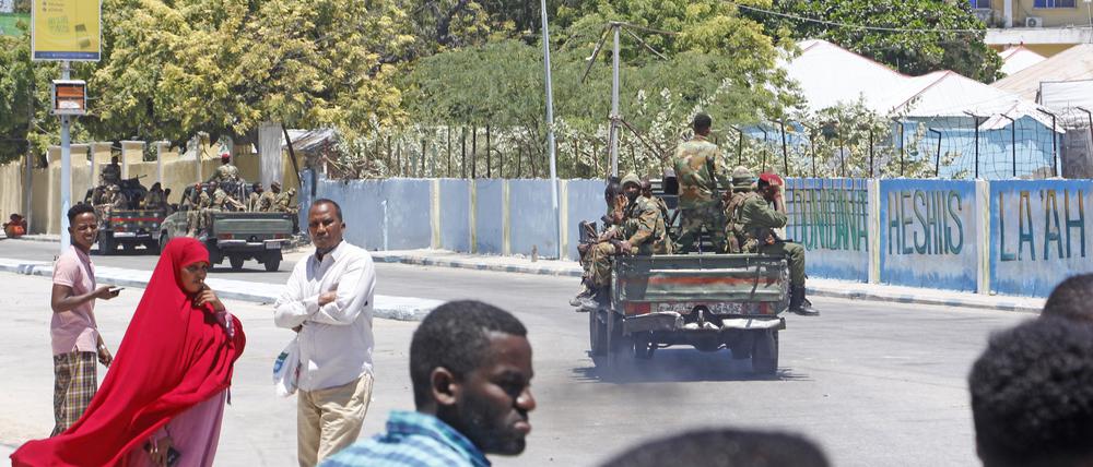 Somalische Sicherheitskräfte patrouillieren in der Nähe des SYL-Hotels in der Hauptstadt Mogadischu.