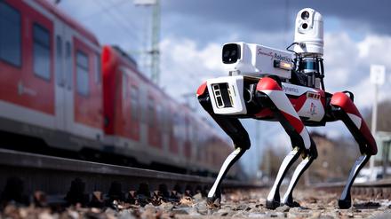 Der Roboter läuft bei einem Pressetermin zwischen abgestellten S-Bahnen entlang.