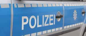 Schriftzug „Polizei“ an einem Dienstauto der Polizei. (Symbolbild) 