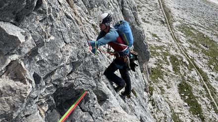 Jeder Felsen hat seine eigenen Herausforderungen: Tassilo Waniek erklimmt die Große Cirspitze in den Dolomiten.