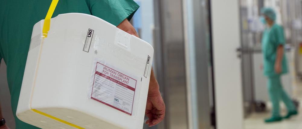ARCHIV - 28.09.2012, Berlin: Ein Styropor-Behälter zum Transport von zur Transplantation vorgesehenen Organen wird an einem OP-Saal vorbei getragen. (zu dpa: «Organspende, Lobbyregister, Einwanderung: Das ändert sich im März») Foto: Soeren Stache/dpa +++ dpa-Bildfunk +++