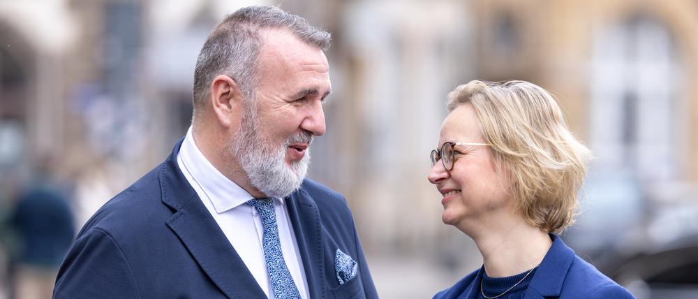 Steffen Schütz (l) und Katja Wolf, neue Landesvorsitzende ihrer Partei, stehen nach ihrer Wahl bei der Gründungsversammlung des Landesverbandes Thüringen Bündnis Sahra Wagenknecht (BSW) vor dem Hotel «Thüringer Hof» zusammen.