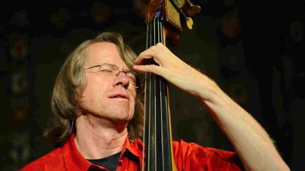 Allein zu zwein. Henning Sieverts und sein Kontrabass.
