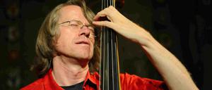Allein zu zwein. Henning Sieverts und sein Kontrabass.
