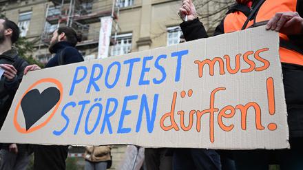 Vor dem Oberlandesgericht (OLG) Karlsruhe protestieren Klimaaktivisten mit einem Plakat auf dem steht «Protest muss stören dürfen!» gegen den Prozess, ob Straßenblockaden von Klimaaktivisten als Nötigung einzustufen sind. 