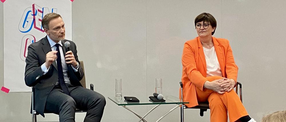 Die SPD-Vorsitzende Saskia Esken und der FDP-Vorsitzende Christian Lindner diskutieren mit Jugendlichen auf dem Demokratiefestival in Berlin.