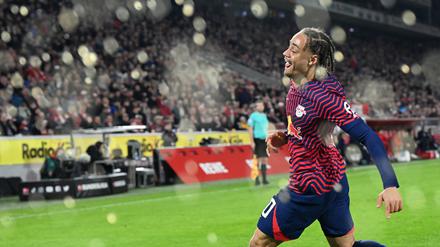 Leipzigs Xavi Simons jubelt über sein Tor zum 0:1. 
