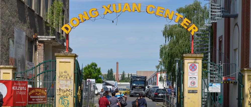 Der Eingang zum Dong Xuan Center in der Lichtenberger Herzbergstraße.