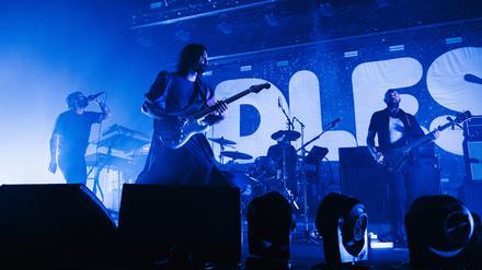 Die Idles in der Berliner Max-Schmeling-Halle, ganz links Mastermind Joe Talbot.