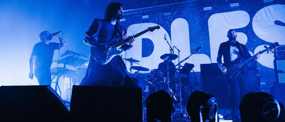 Die Idles in der Berliner Max-Schmeling-Halle, ganz links Mastermind Joe Talbot.