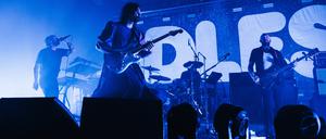 Die Idles in der Berliner Max-Schmeling-Halle, ganz links Mastermind Joe Talbot.