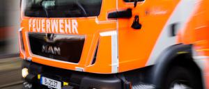 Ein Feuerwehrfahrzeug fährt zu einem Einsatz.