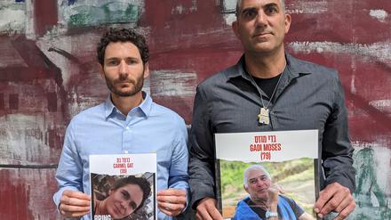 Alon Gat (l.) und Oded Moses bangen um ihre Angehörigen, die in Geiselhaft der Hamas sind.