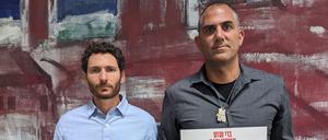 Alon Gat (l.) und Oded Moses bangen um ihre Angehörigen, die in Geiselhaft der Hamas sind.