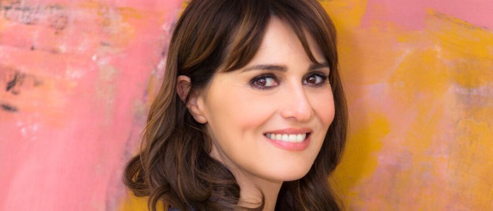 Bild der italienischen Regisseurin Paola Cortellesi sowie Stills aus ihrem Film "Morgen ist auch noch ein Tag".