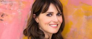 Bild der italienischen Regisseurin Paola Cortellesi sowie Stills aus ihrem Film "Morgen ist auch noch ein Tag".