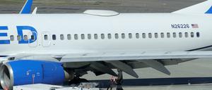 Ein Mitarbeiter des Medford Jet Centers geht unter einer Boeing 737-824 von United Airlines, die auf dem Rogue Valley International-Medford Airport aus San Francisco gelandet ist. 