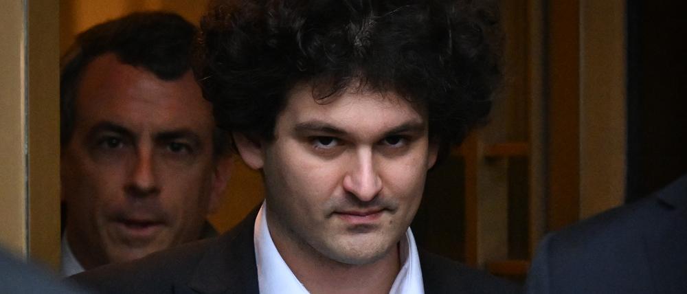 Sam Bankman-Fried leaves Manhattan federal court, New York, January 3, 2023.