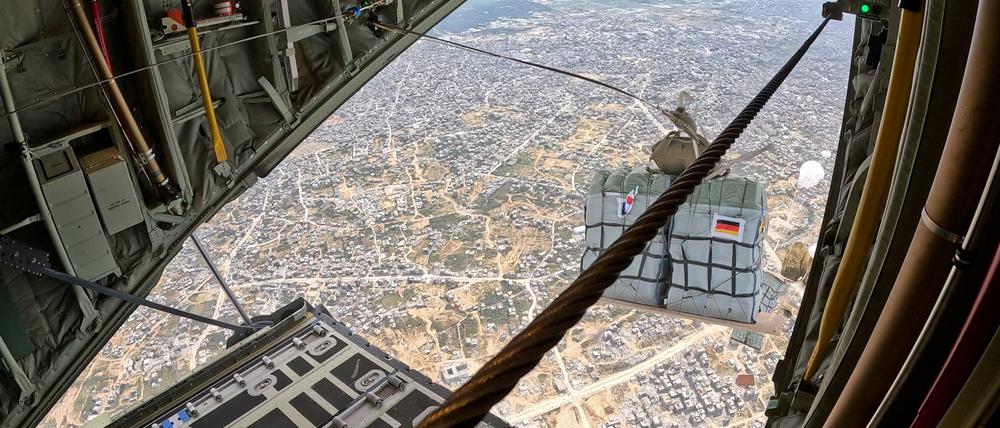 Eine C-130 der Bi-Nationalen Staffel ·Rhein· wirft Hilfsgüter über dem Gazastreifen ab. 