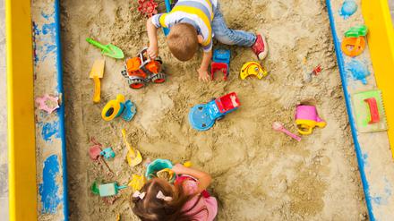 Kinder spielen in der Sandkiste