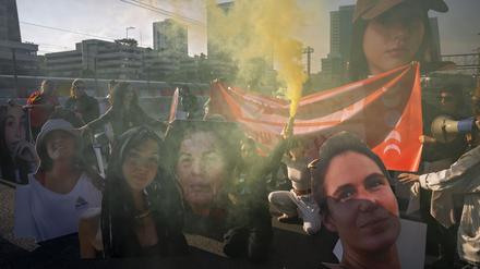 Eine Demonstration in Tel Aviv für die Freilassung von Frauen, die in Gaza von der Hamas als Geiseln gehalten werden.