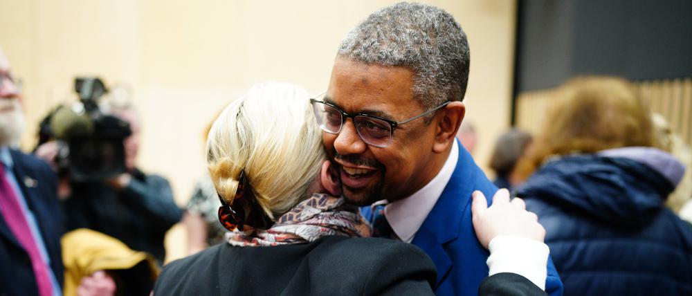 Glückwunsch einer Parteifreundin: Vaughan Gething nach seiner Wahl am Samstag in Cardiff.