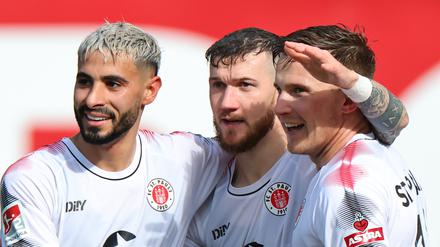 Marcel Hartel (M) bejubelt mit seinen Kollegen Elias Saad (l) und Johannes Eggestein seinen Treffer zum 0:2.  
