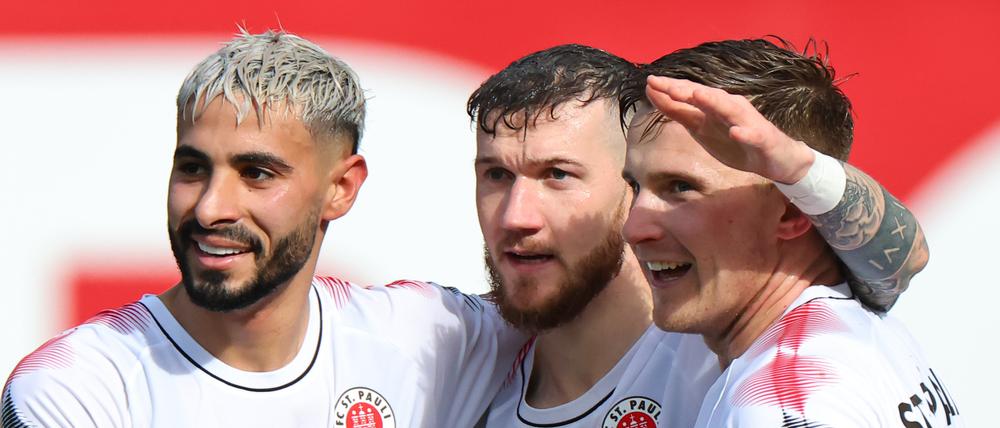 Marcel Hartel (M) bejubelt mit seinen Kollegen Elias Saad (l) und Johannes Eggestein seinen Treffer zum 0:2.  