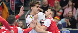 Julian Köster (M.) kämpft mit vollem Einsatz. 