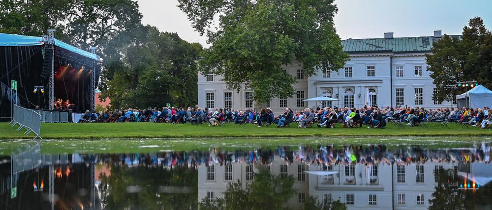 Vor dem Schloss Neuhardenberg gibt es ab Juni Open-Air-Konzerte.