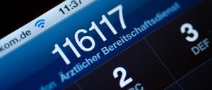 ARCHIV - 16.04.2012, NA, Frankfurt (Oder): ILLUSTRATION - Die Telefonnummer 116117 des ärztlichen Bereitschaftsdienstes ist auf dem Display eines Smartphones am zu lesen. (zu dpa: «Weniger Ärzte im Bereitschaftsdienst: Patienten müssen länger warten») Foto: Patrick Pleul/dpa-Zentralbild/dpa +++ dpa-Bildfunk +++