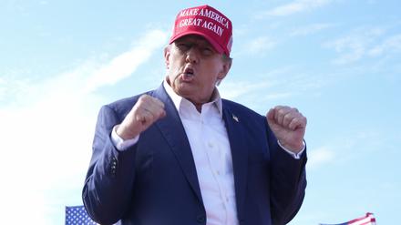 16.03.2024, USA, Vandalia: Donald Trump, ehemaliger US-Präsident und republikanischer Bewerber um die Präsidentschaftskandidatur, gestikuliert bei einer Wahlkampfveranstaltung.