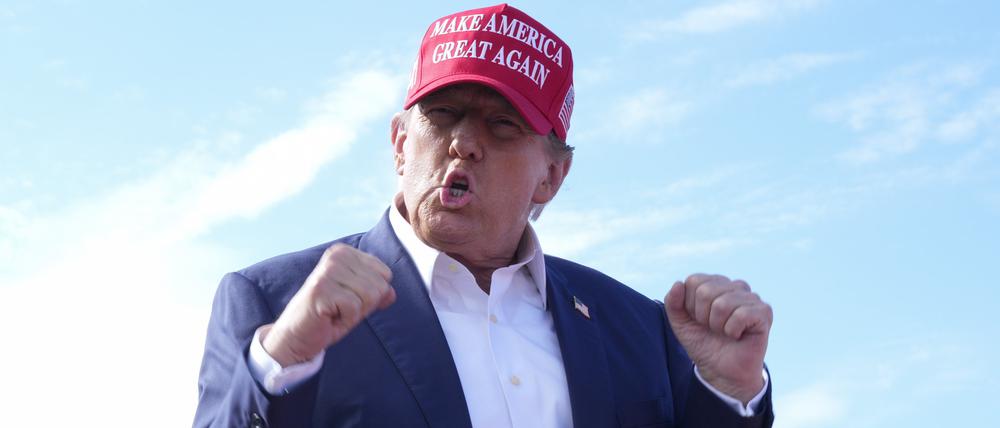 16.03.2024, USA, Vandalia: Donald Trump, ehemaliger US-Präsident und republikanischer Bewerber um die Präsidentschaftskandidatur, gestikuliert bei einer Wahlkampfveranstaltung.